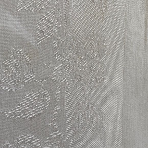 White tablecloth - Picture 1 of 2